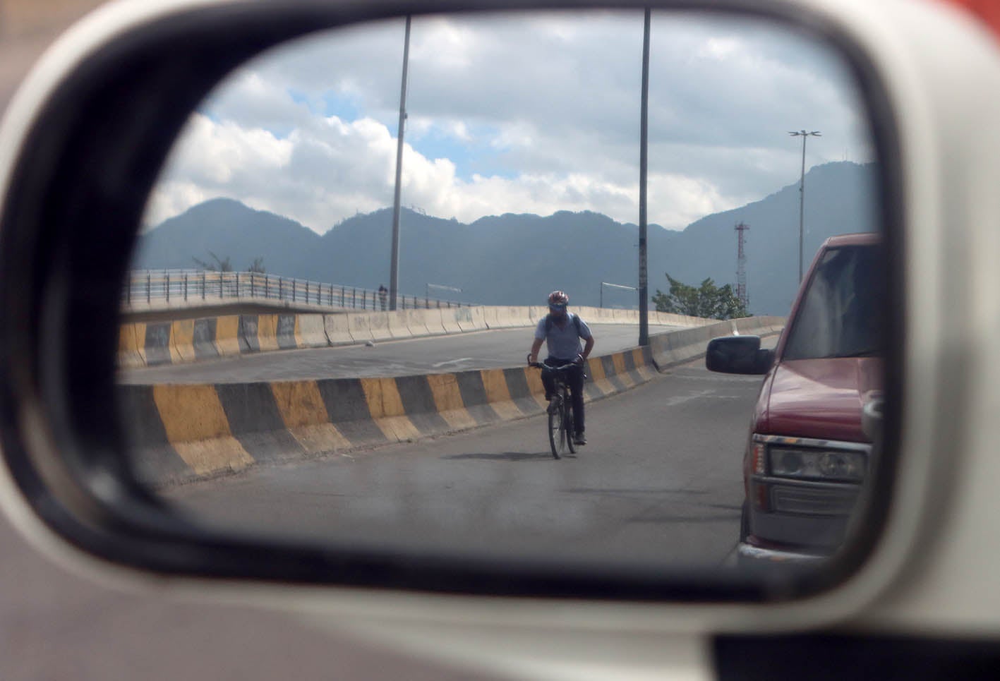 La dura realidad que sufren los ciclistas en Bogotá