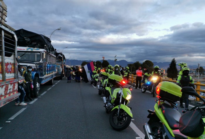 Policías durante la protesta de indígenas en El Dorado