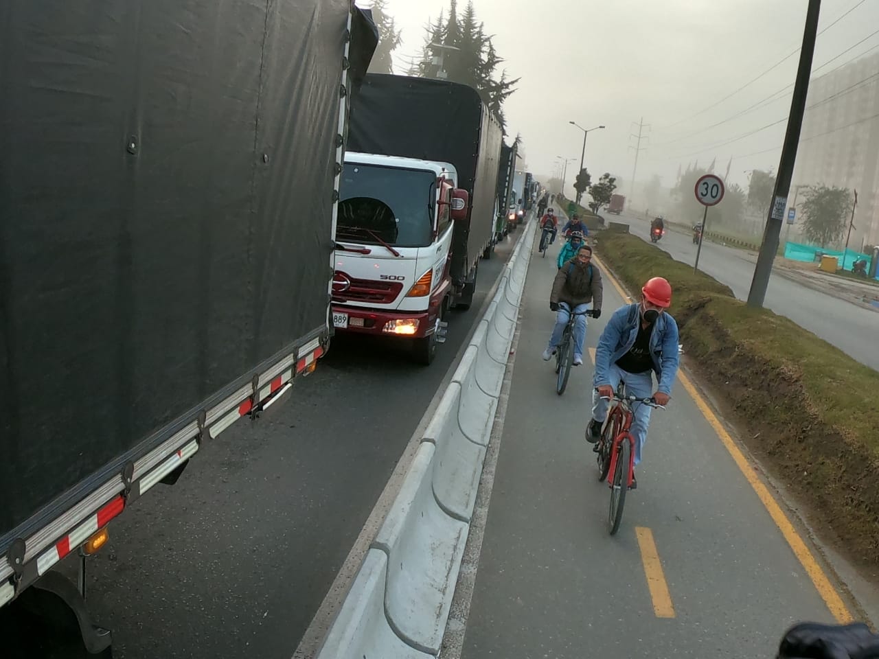 Inicia protesta por parte de conductores contra ciclorruta de Calle 13