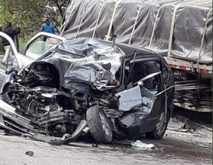 Dos pelados mueren tras chocar su carro contra tractomula cerca a Guaduas