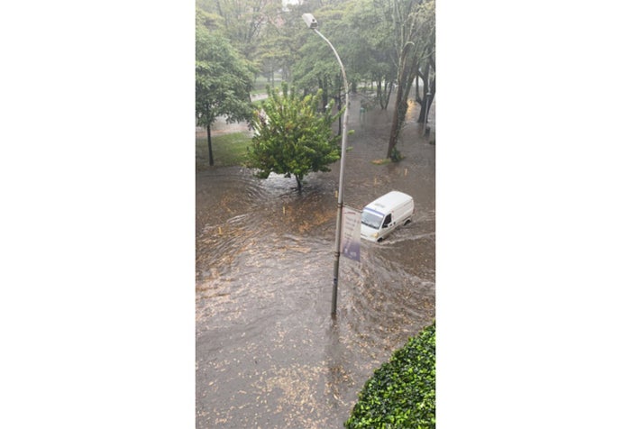 Fuerte aguacero dejó inundado el popular parque El Virrey