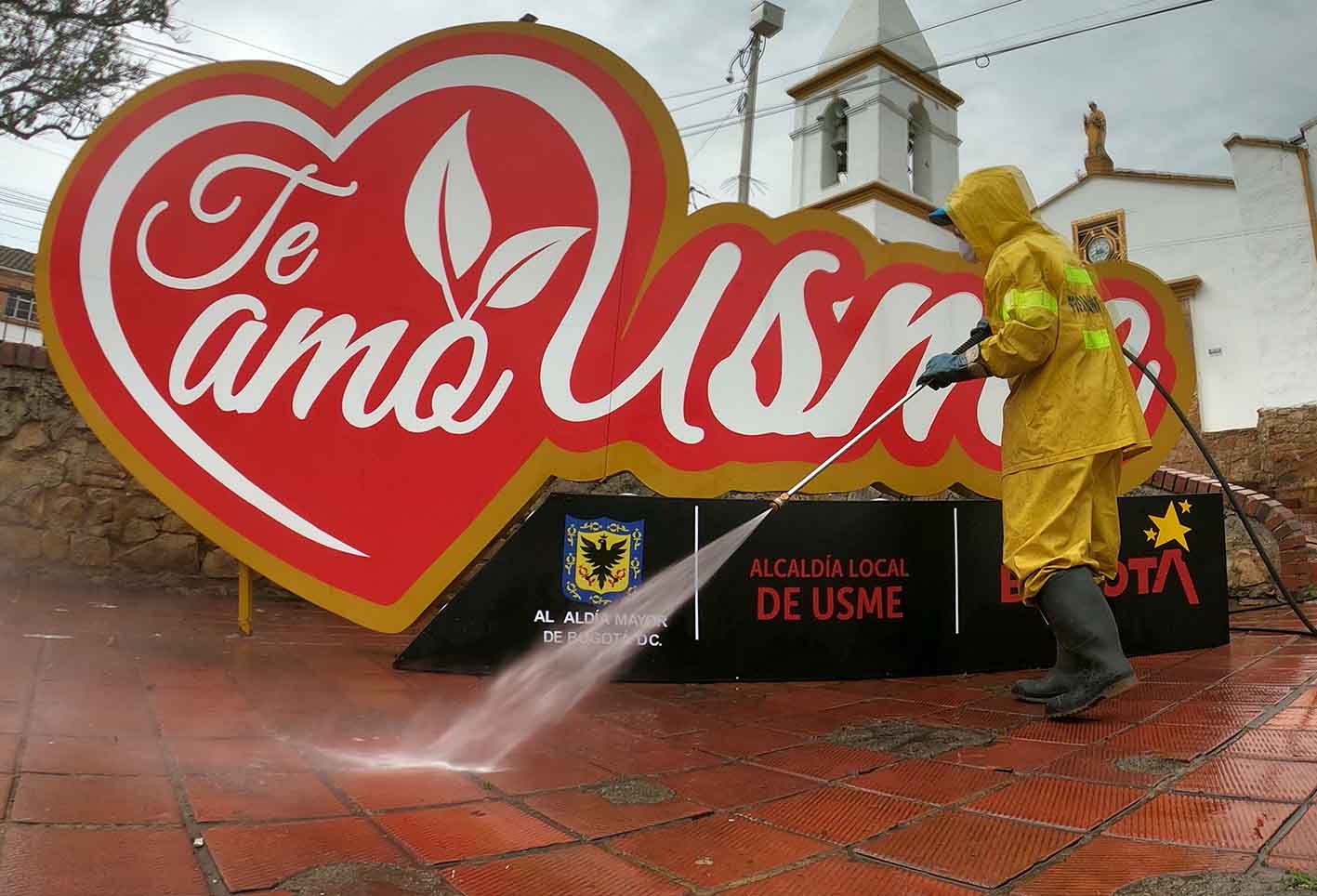 [Fotos] Plaza de Usme fue limpiada y desinfectada