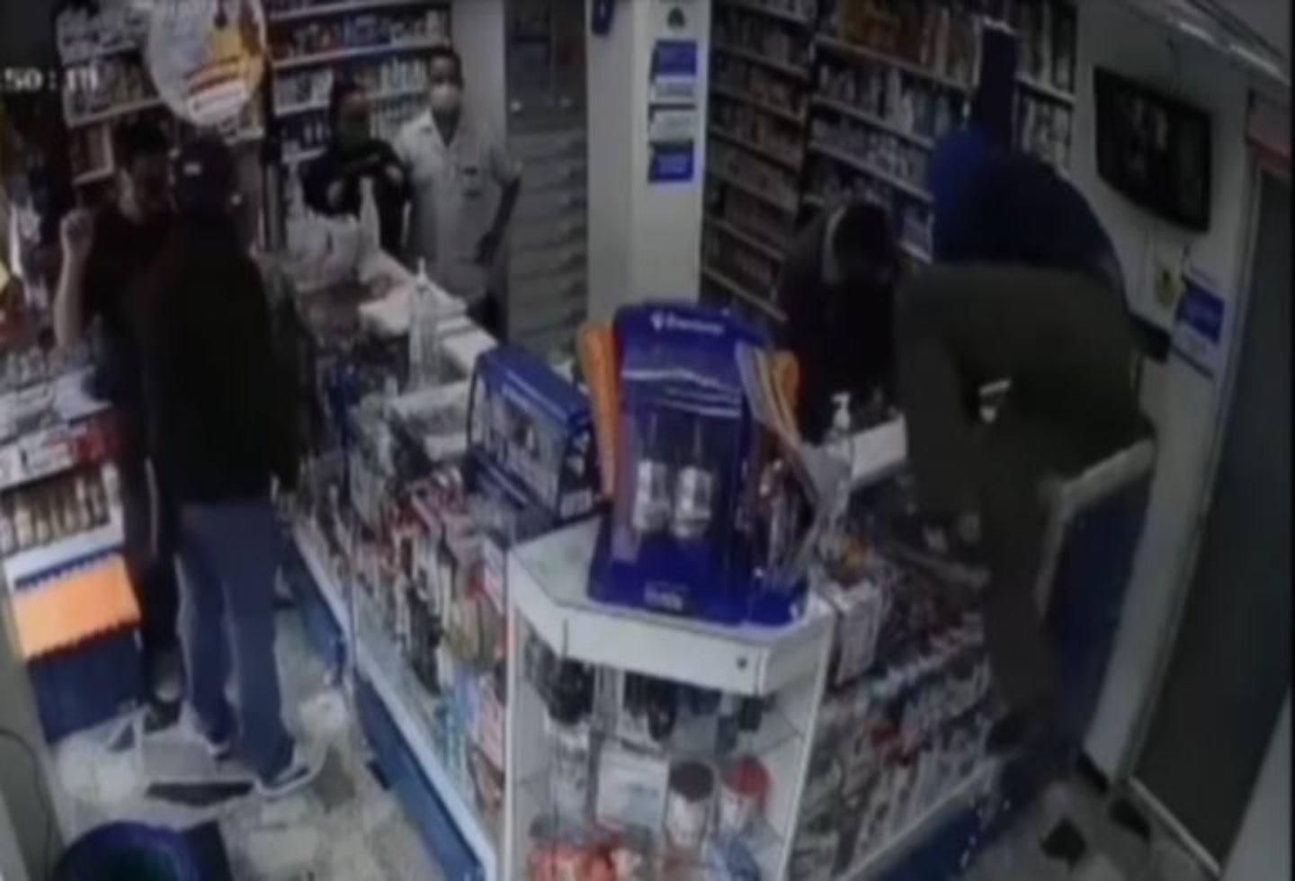 Ladrones se montan por vitrinas para efectuar robo en droguería de Bogotá