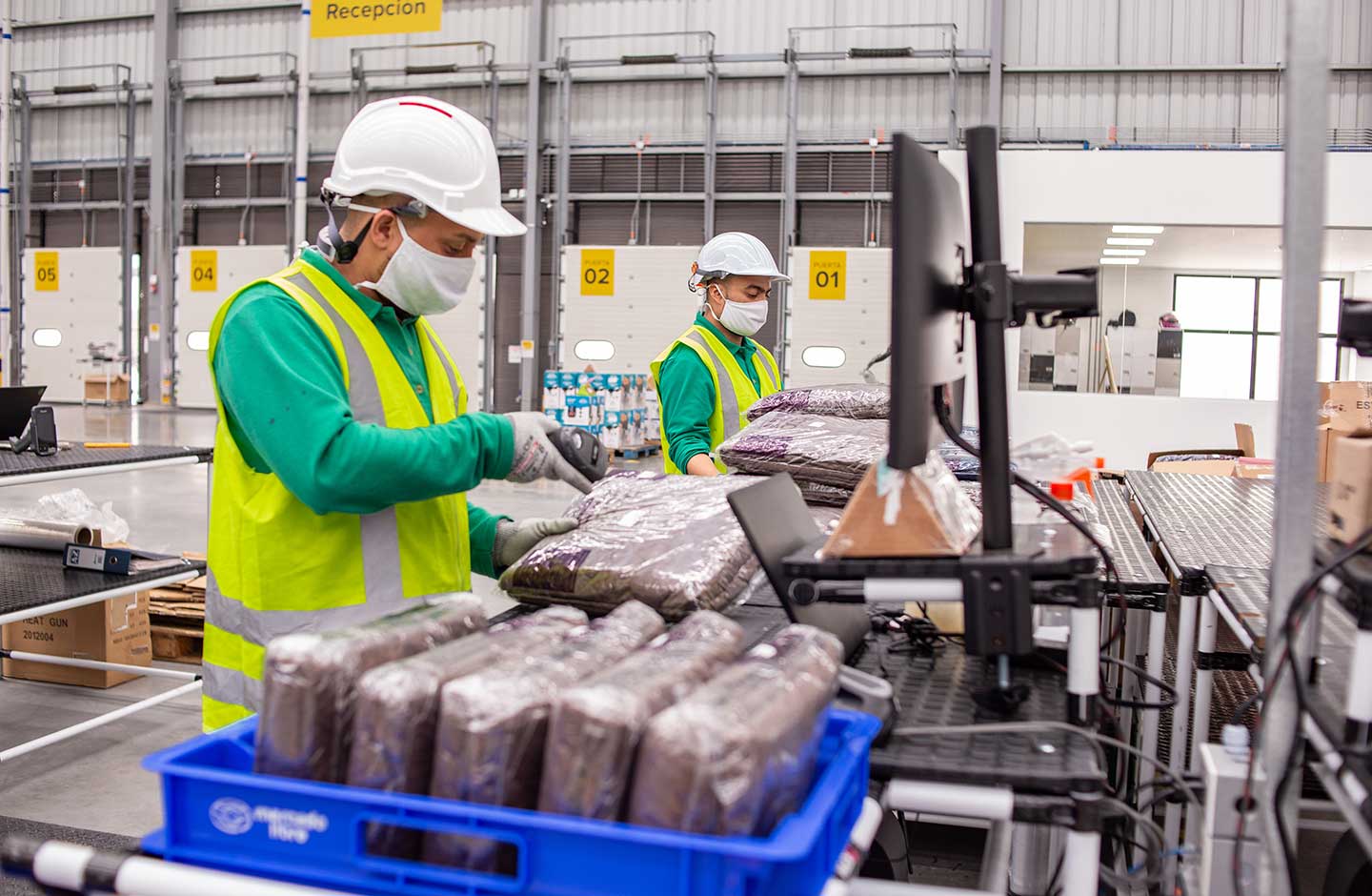 trabajadores celebran la reducción de la jornada laboral en Colombia