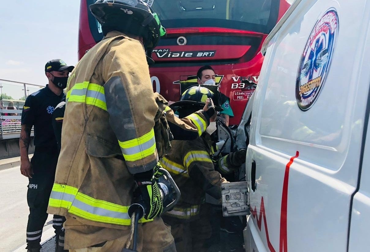 Accidente de ambulancia con bus de Transmilenio