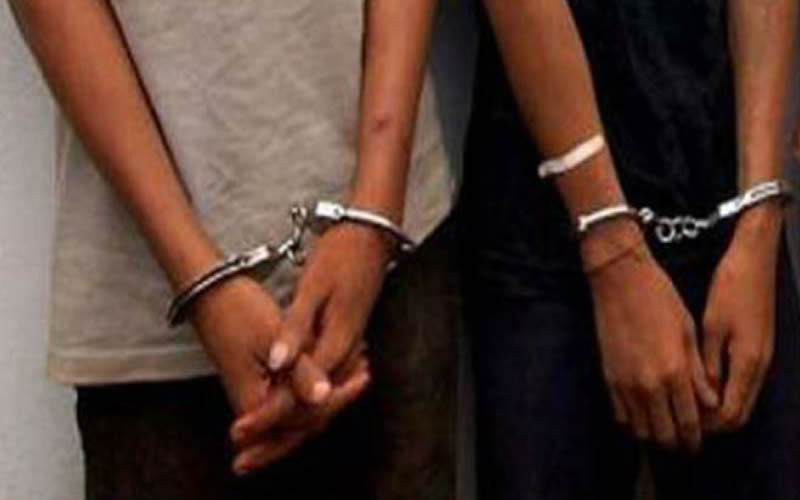 Estas dos personas estarían realizando cobros ilegales a locales comerciales.