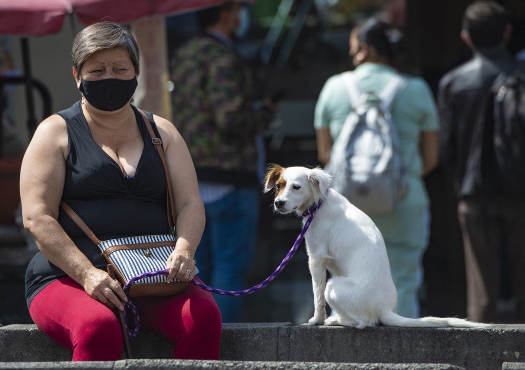 Coronavirus en Colombia - Mujer usa tapabocas como medida preventiva, en Bogotá.
