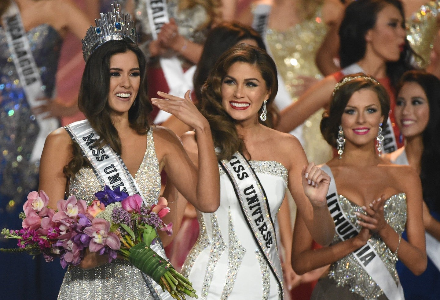 Paulina Vega recibe corona de Miss Universo en 2015
