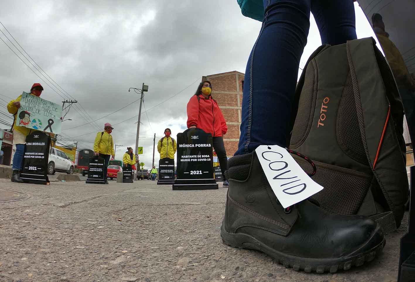 Campaña de sensibilización en Bosa con lapidas por el coronavirus