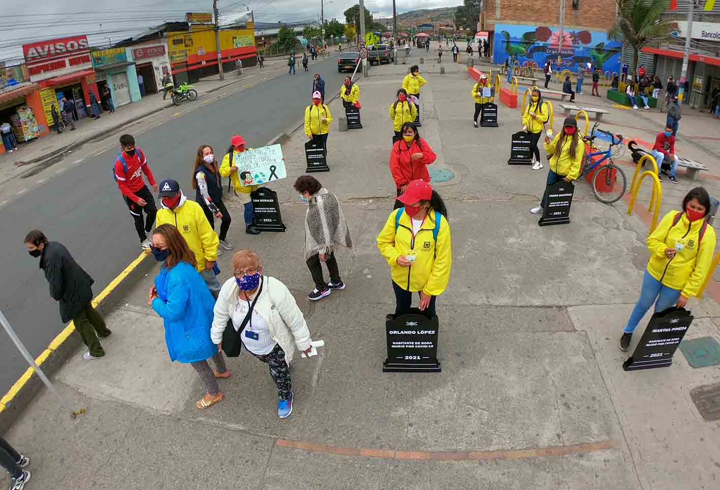 Campaña de sensibilización en Bosa con lapidas por el coronavirus