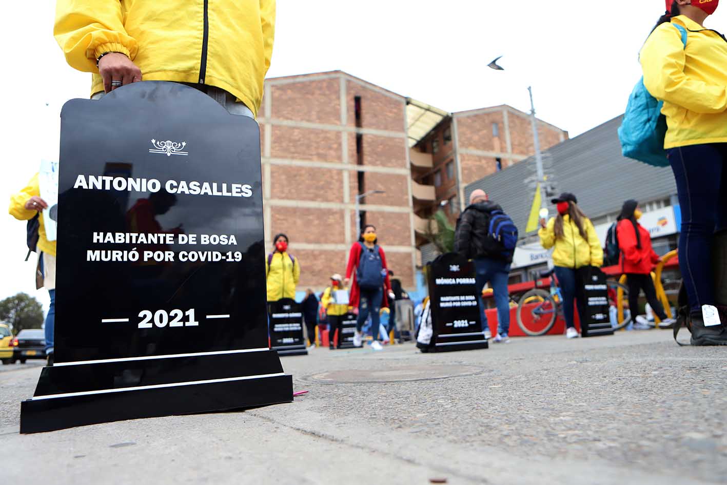 Campaña de sensibilización en Bosa con lapidas por el coronavirus