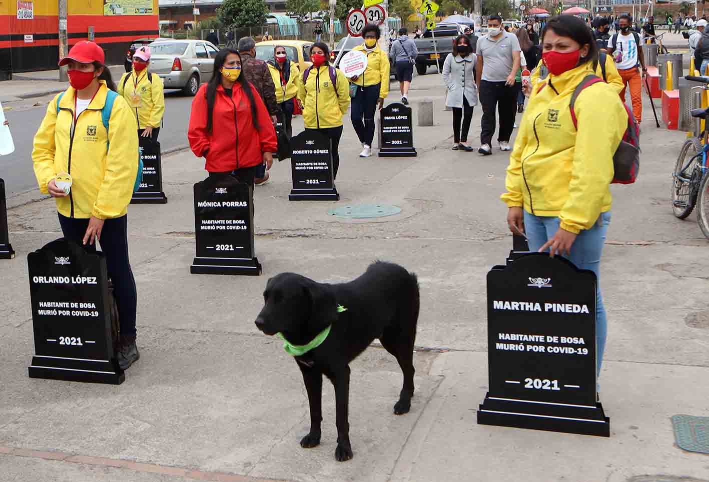Campaña de sensibilización en Bosa con lapidas por el coronavirus
