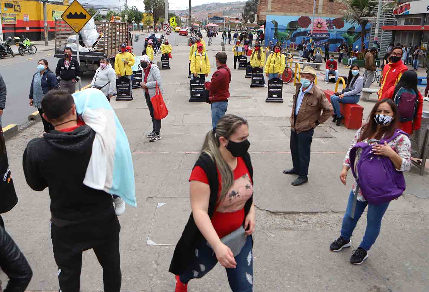 Campaña de sensibilización en Bosa con lapidas por el coronavirus