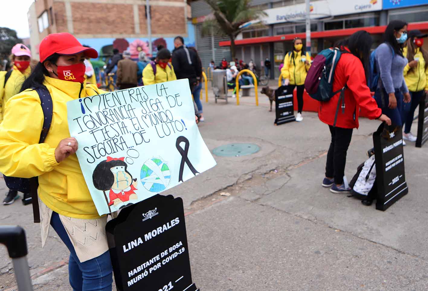 Campaña de sensibilización en Bosa con lapidas por el coronavirus