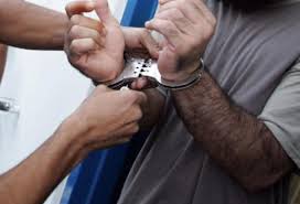 Hombre capturado con esposas en las manos