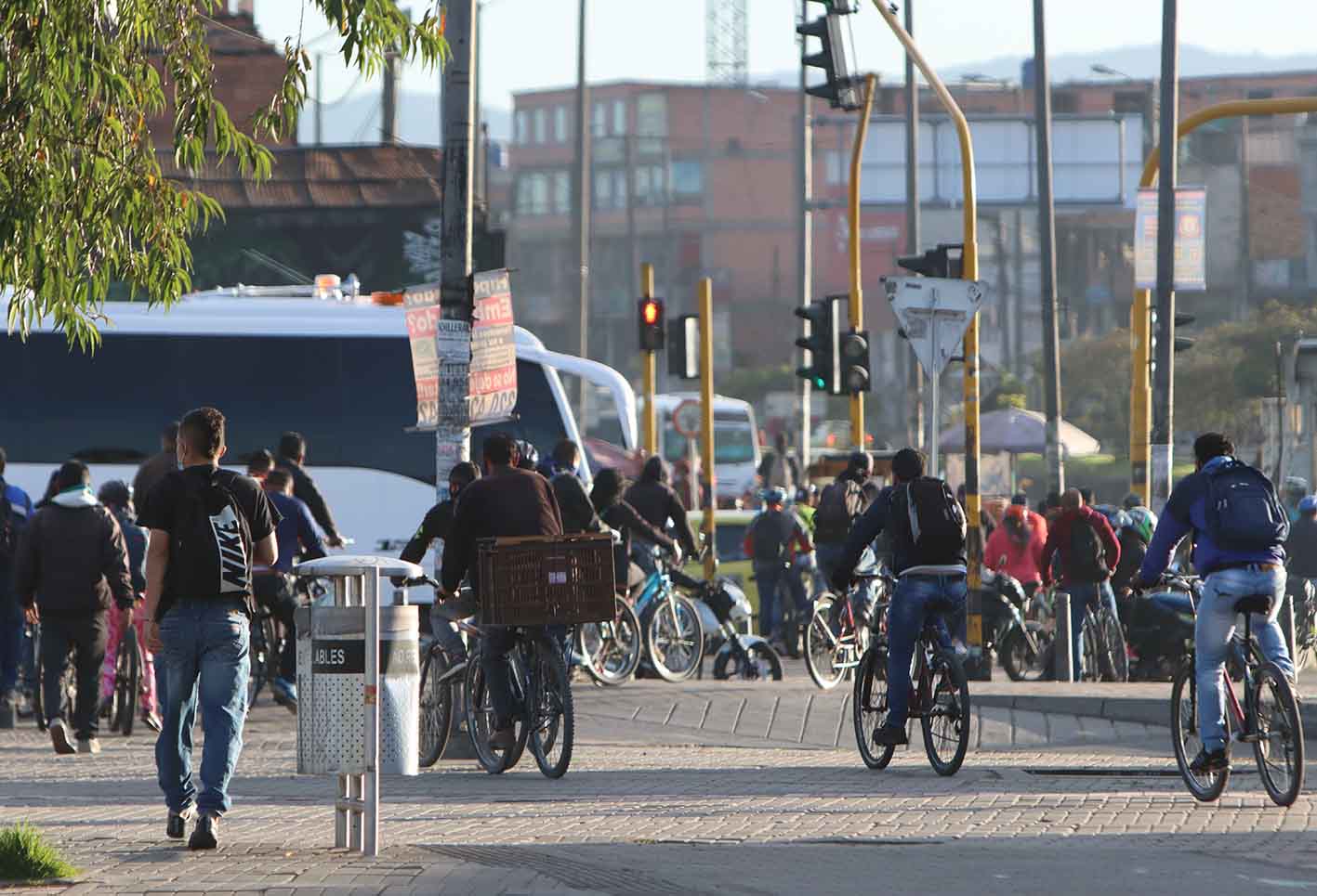 Ciclistas transitan en localidad de Kennedy en medio de cuarentena