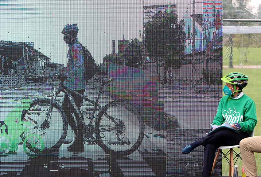 Bicicletas - uso de bicicleta en Bogotá - Claudia López en bicicleta