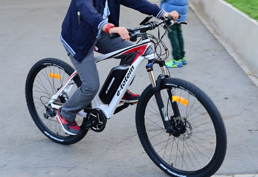 Niño en bicicleta / Imagen referencial