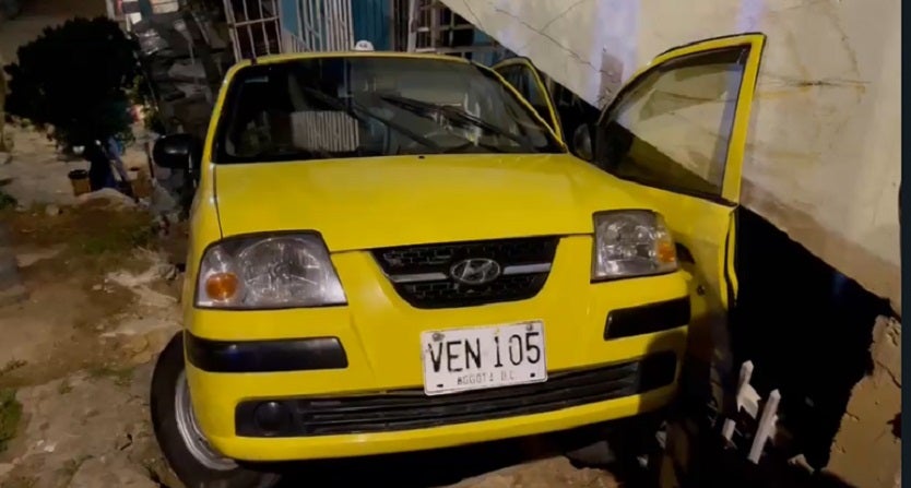 Taxista se lanzó de su carro en movimiento