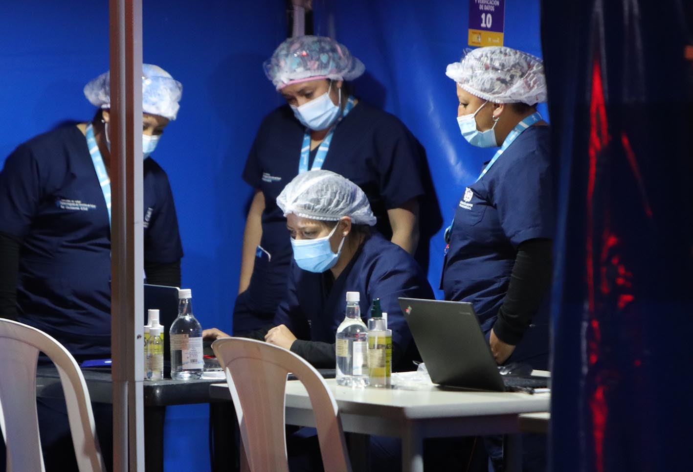 Vacunación contra la covid-19 en el Hospital de Kennedy en Bogotá