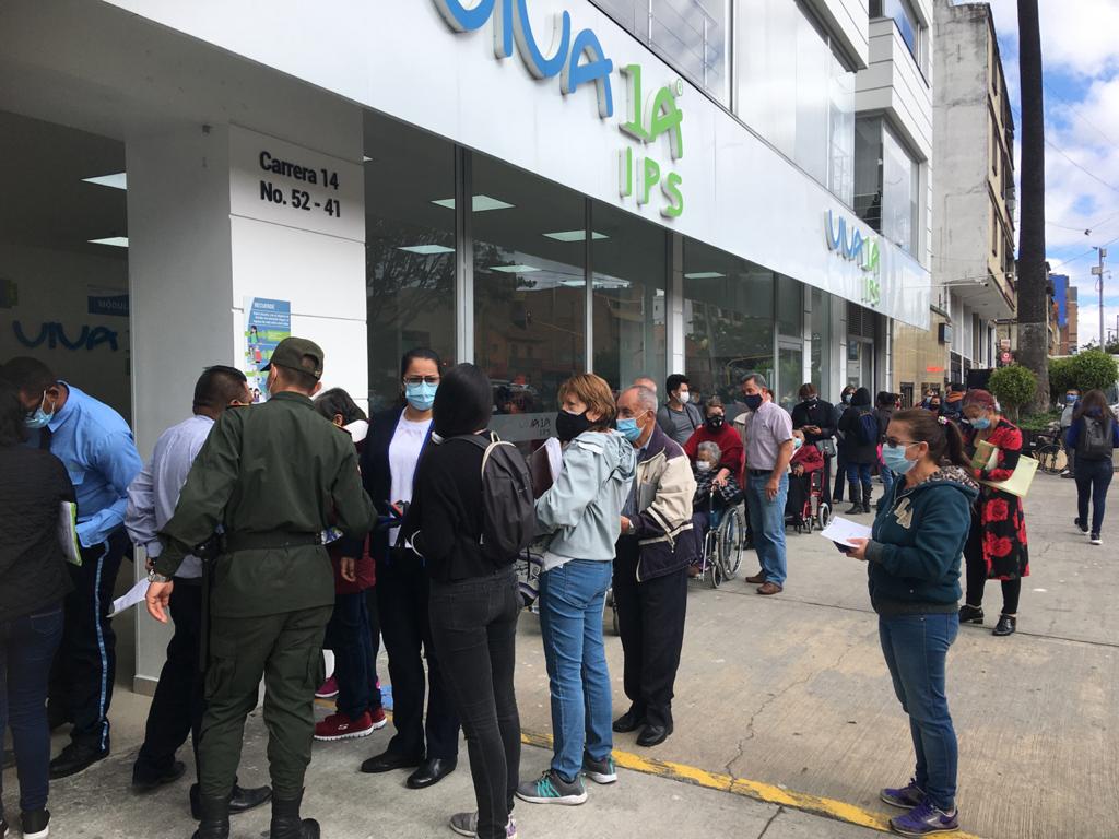 Aglomeración y desorden en vacunación de adultos mayores de 80 años