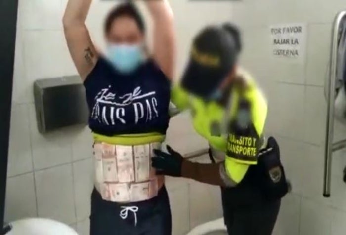 Atrapan a ‘Tetiana’ y ‘Reina de Copas’ cargando 24 millones chimbos en sus brasieres