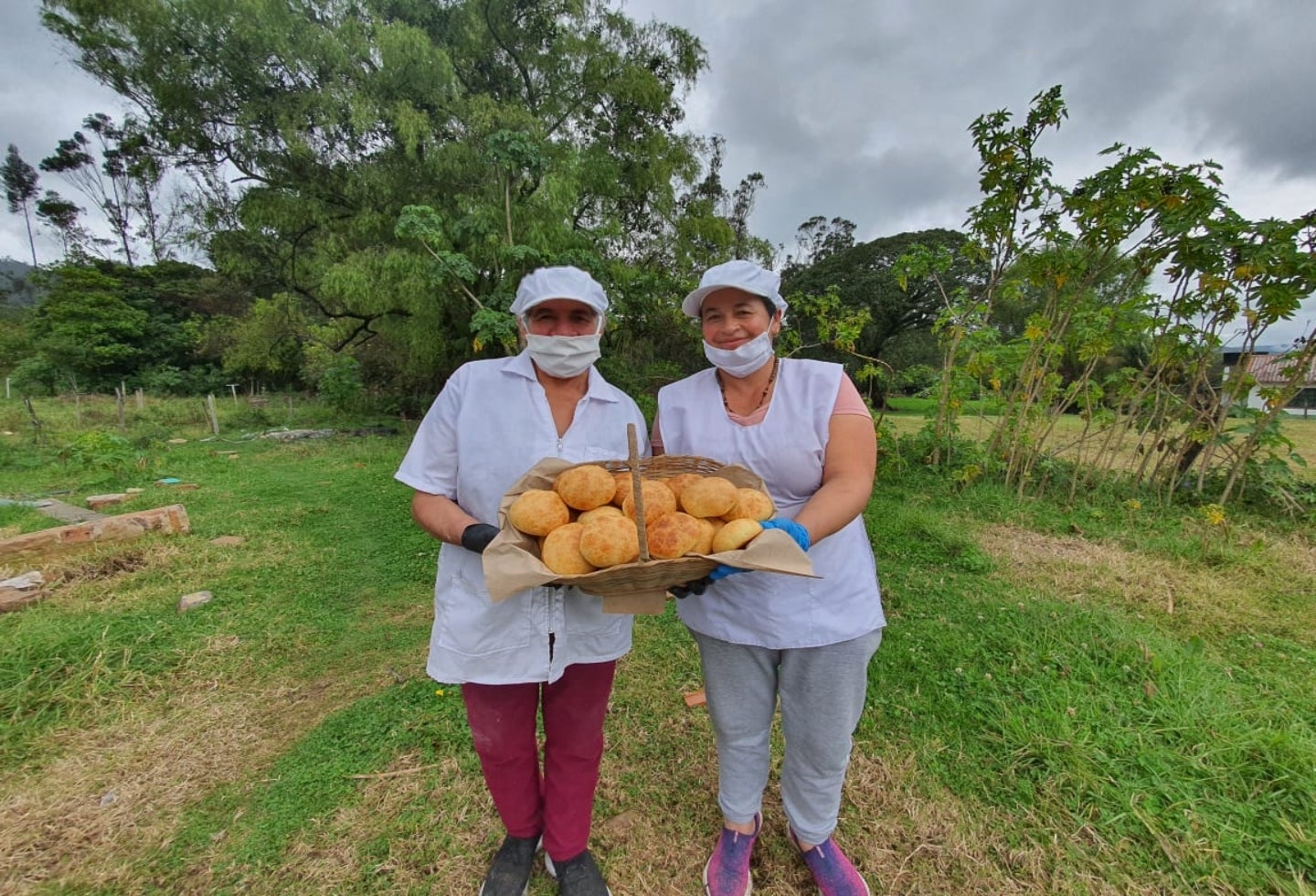 Campesinas piden que les compren almojábanas