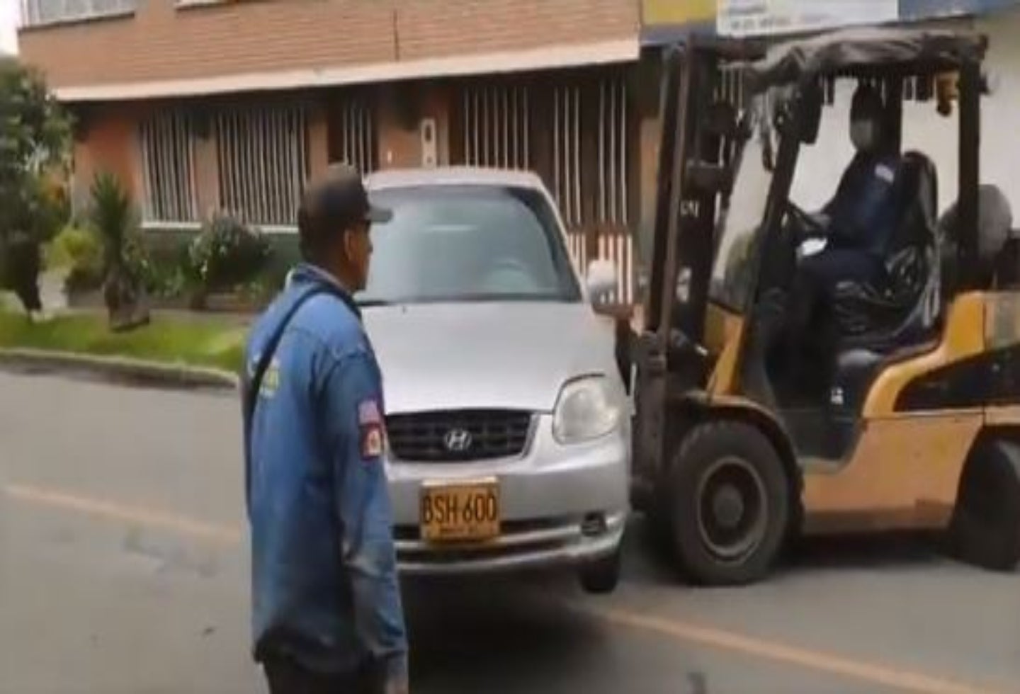 Carro retirado con montacarga en Bogotá