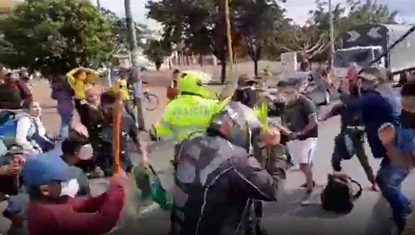 Indígenas golpean a motociclista