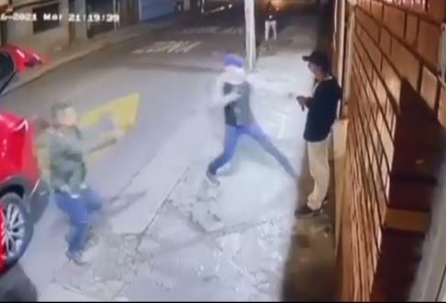 Hombre se defiende de ladrón a revólver en Bogotá