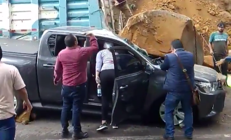 Piedra sobre camioneta en Mesitas del Colegio