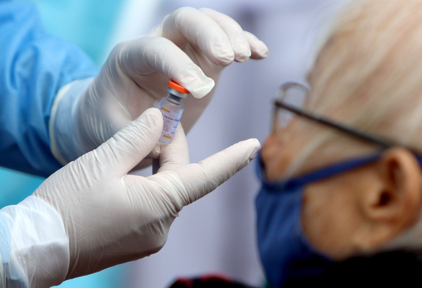 Vacunación de adultos mayores /Vacuna contra covid / Vacunación en Colombia