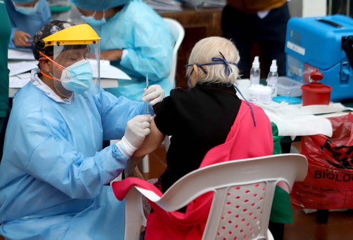 Vacunación de adultos mayores /Vacuna contra covid / Vacunación en Colombia