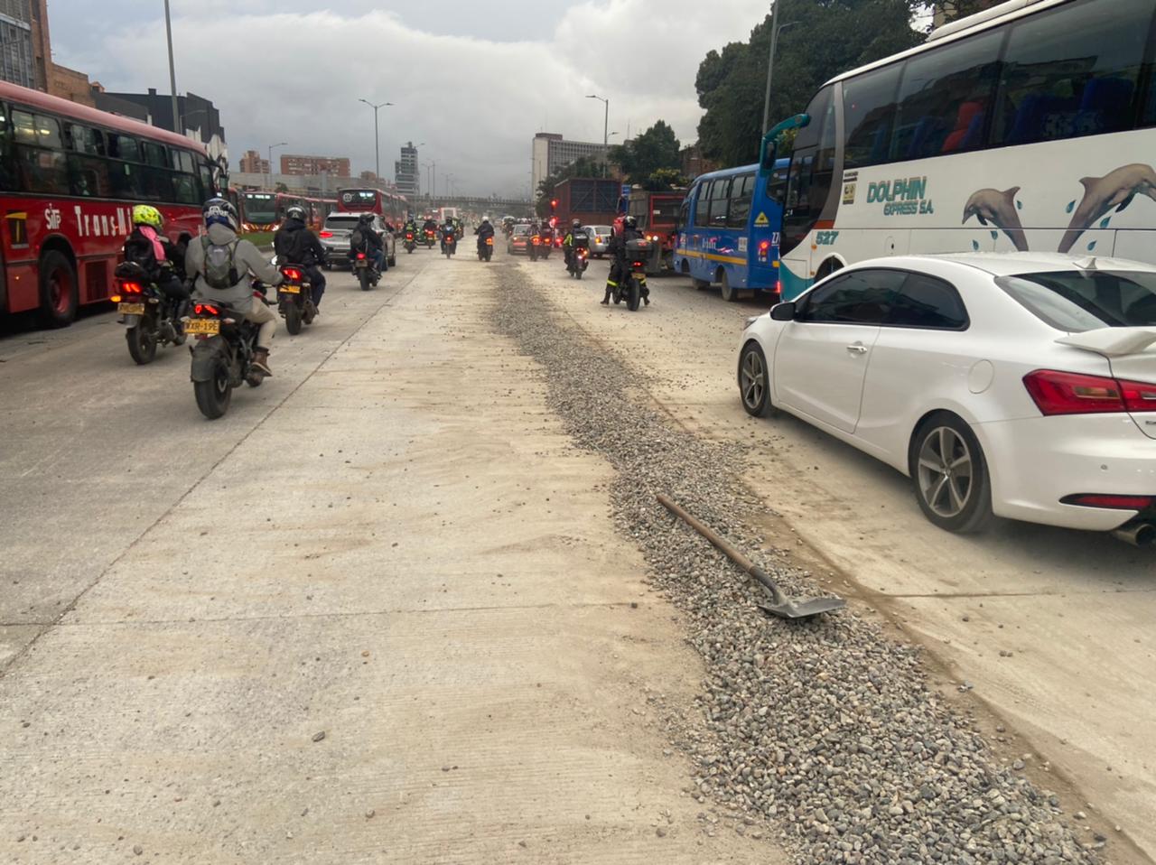 La carrera 30 de Bogotá amaneció con trancón