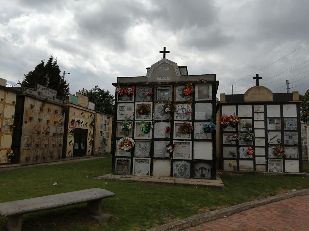 Autoridades alertan por humo negro que despiden hornos crematorios