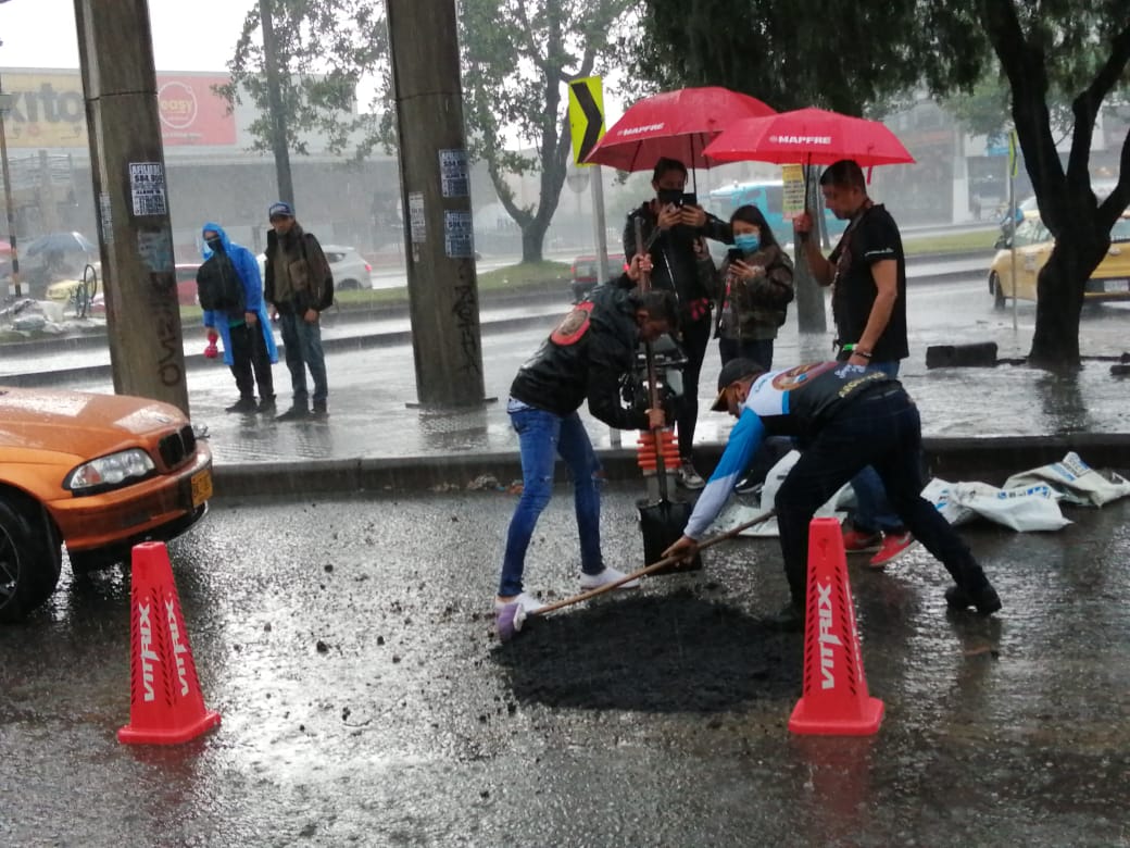 Ciudadanos tapan huecos de manera gratuita