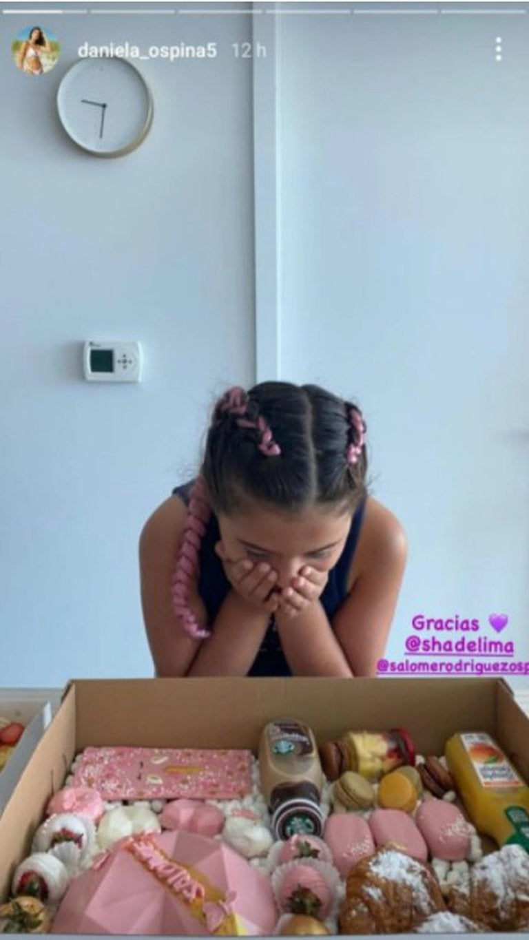 Salomé Rodríguez recibiendo el regalo de Shannon de Lima