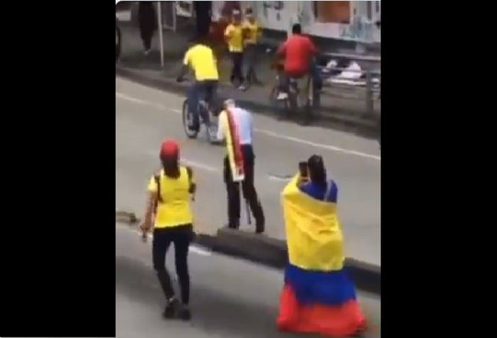 Anciano se hace viral tras protestar en Bogotá