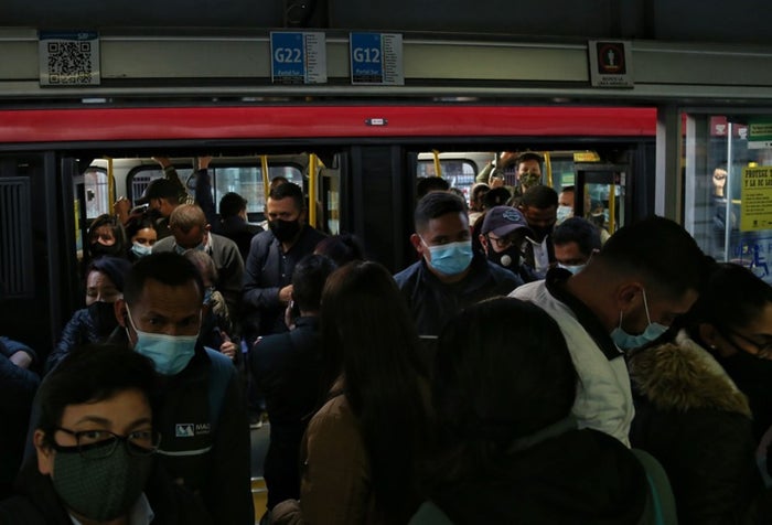 Aglomeración de Transmilenio en pleno tercer pico de contagios de covid-19