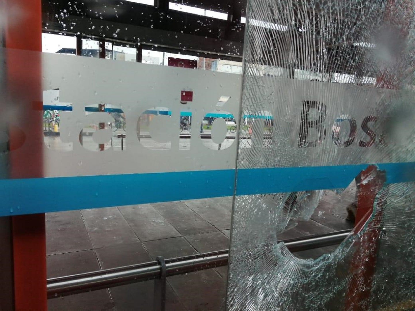 Vandalismo en estaciones de Transmilenio, durante las protestas.