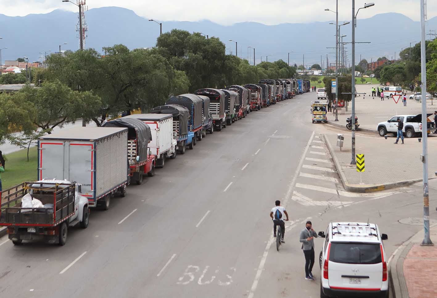 Conductores de vehículos de carga realizan plantón en Bogotá