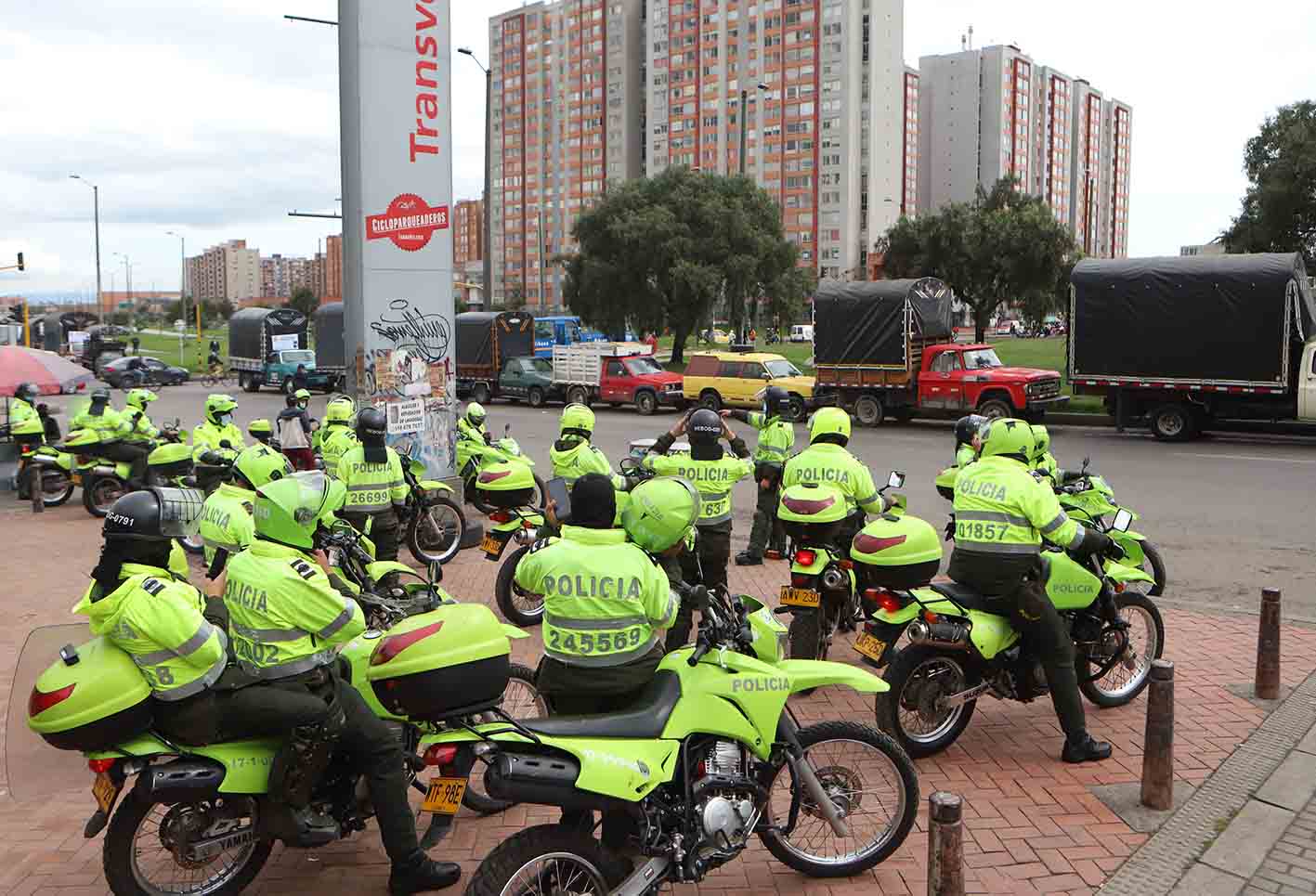 Conductores de vehículos de carga realizan plantón en Bogotá