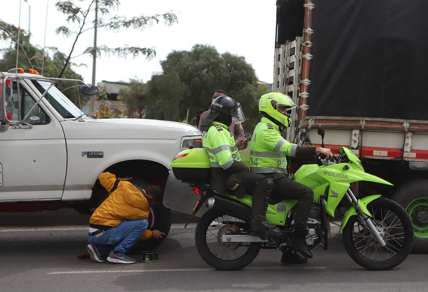 Conductores de vehículos de carga realizan plantón en Bogotá