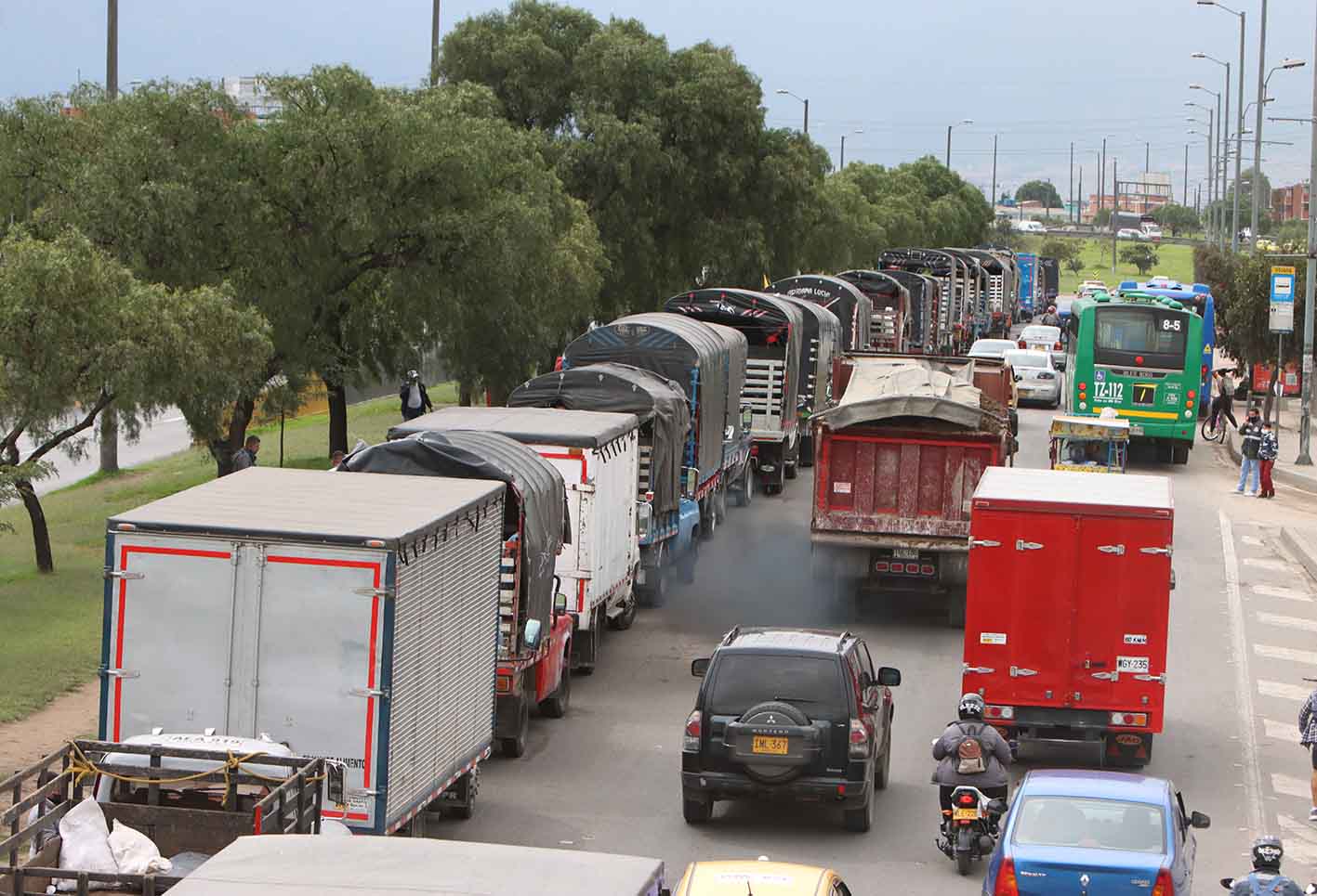 Conductores de vehículos de carga realizan plantón en Bogotá