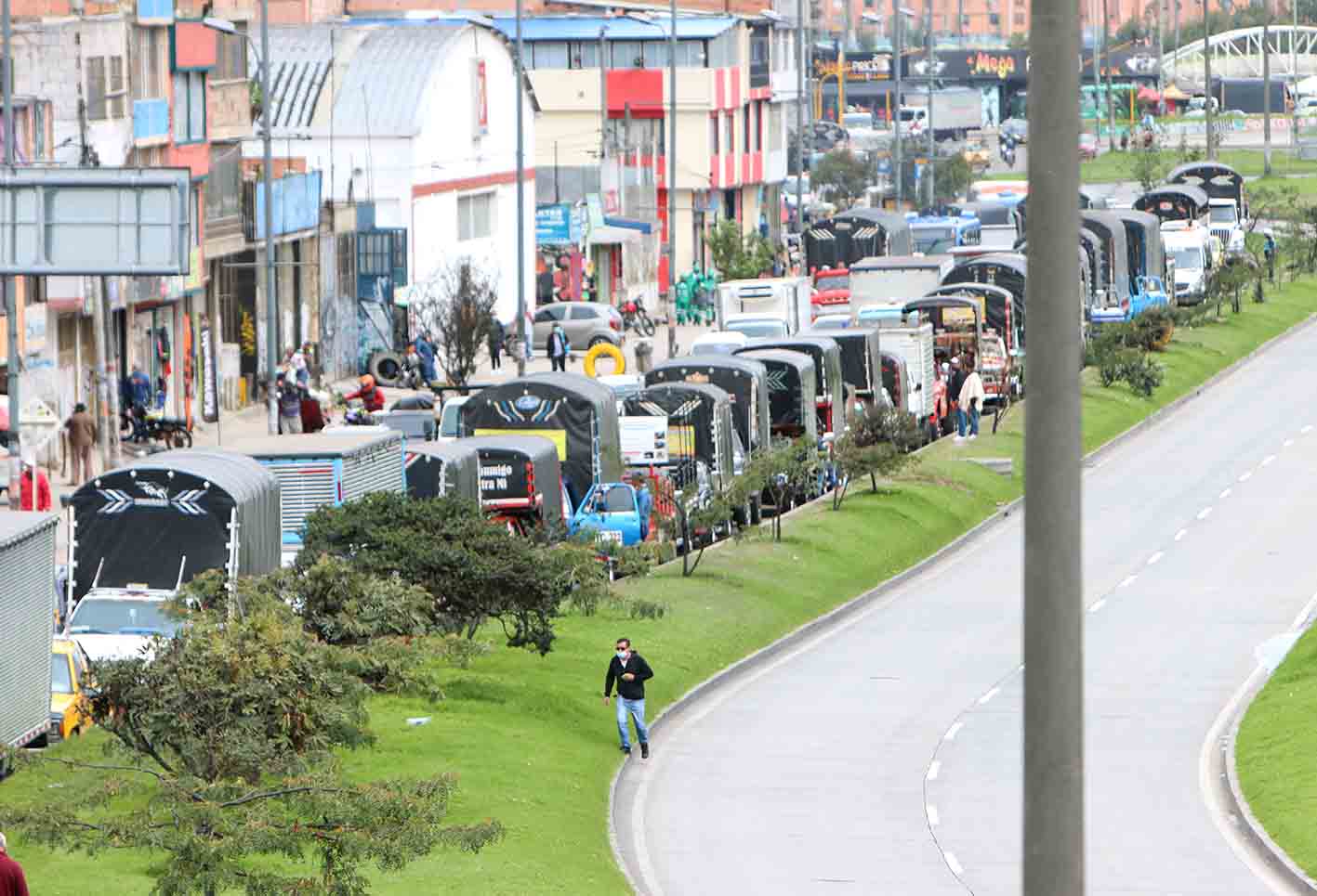 Conductores de vehículos de carga realizan plantón en Bogotá