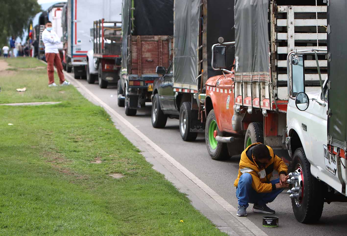 Conductores de vehículos de carga realizan plantón en Bogotá