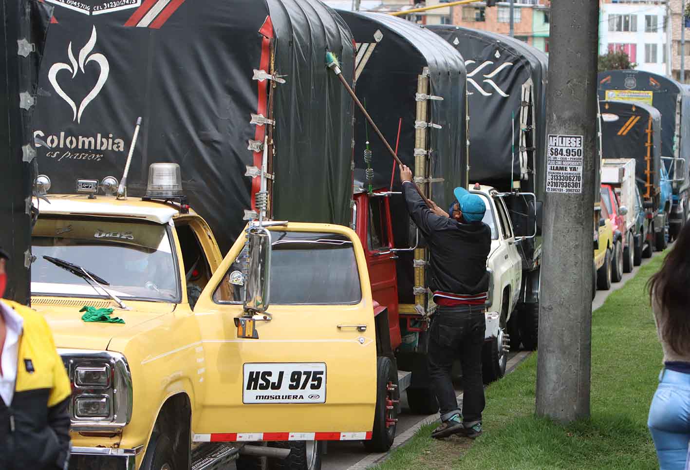 Conductores de vehículos de carga realizan plantón en Bogotá