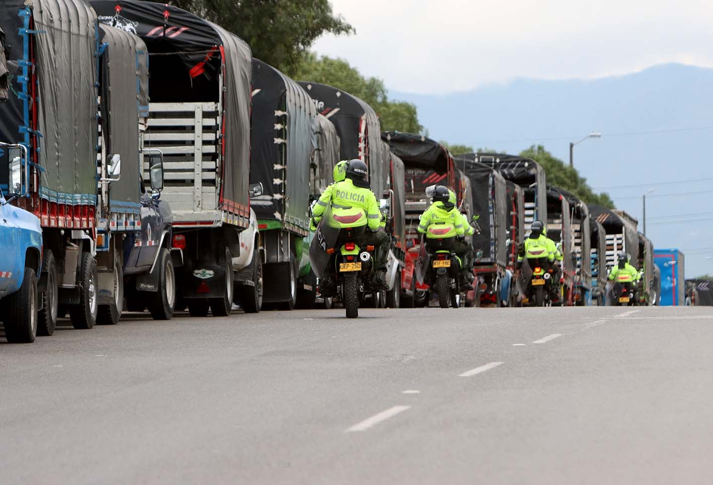 Conductores de vehículos de carga realizan plantón en Bogotá