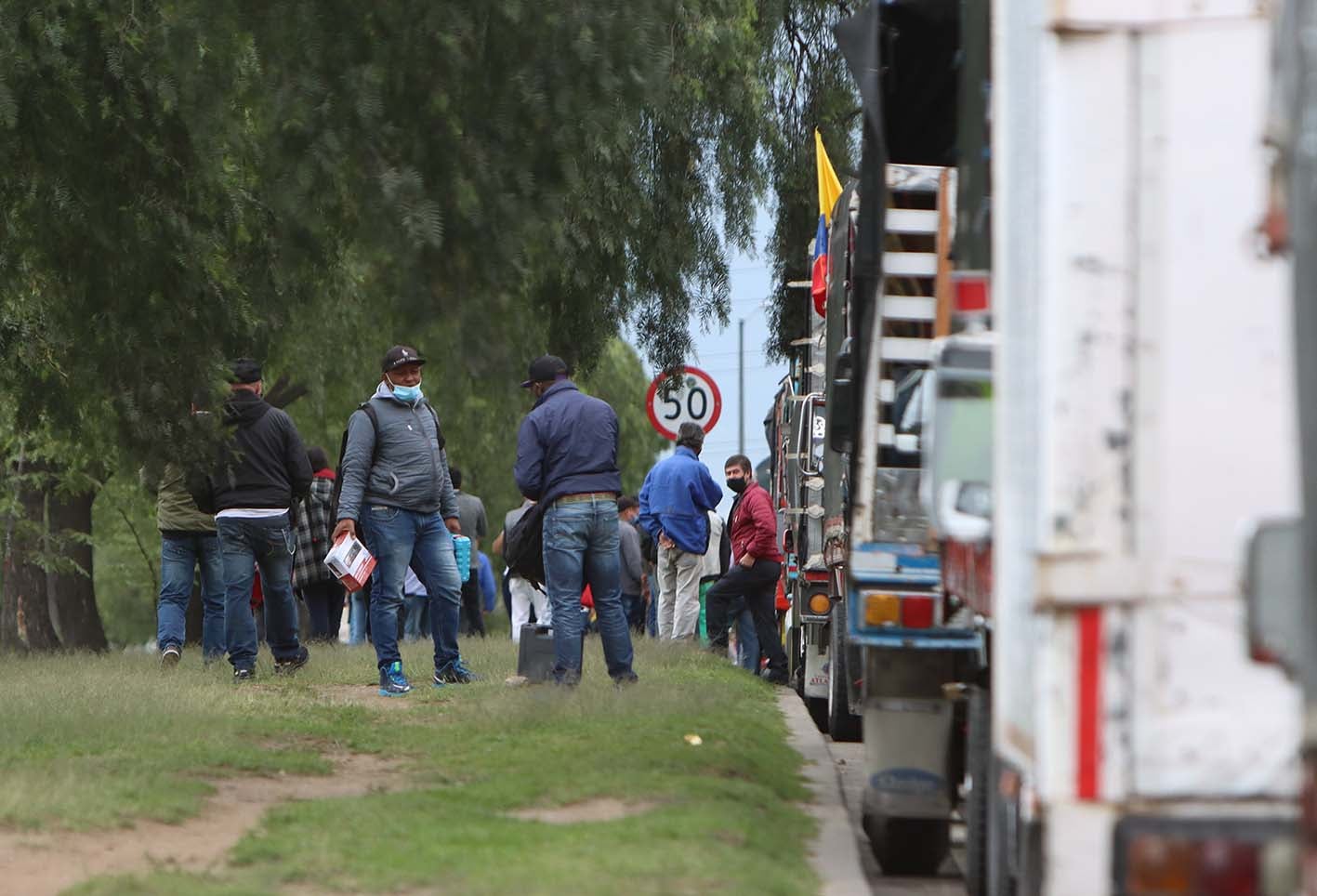 Conductores de vehículos de carga realizan plantón en Bogotá