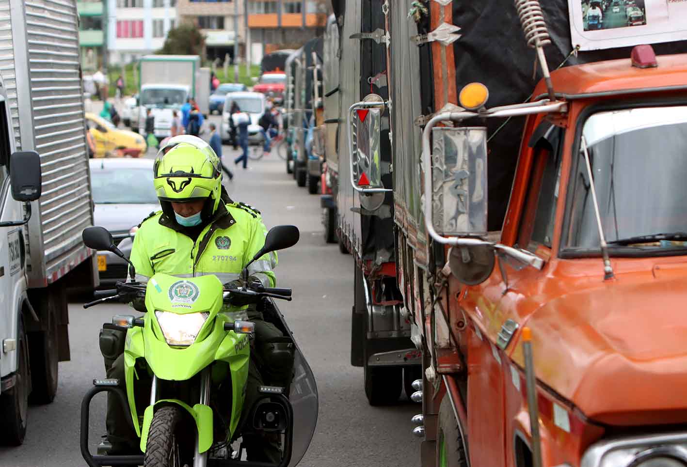 Conductores de vehículos de carga realizan plantón en Bogotá